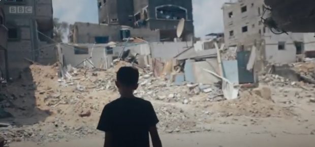 BBC este acuzată de „albire” și dezinformare după ce a eliminat referințele la „evrei” și „jihad” din documentarul despre Gaza