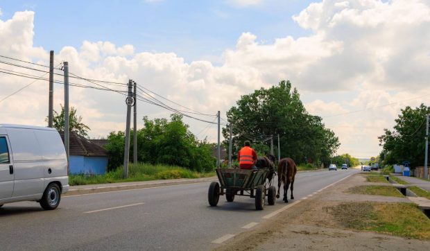 Situații în care șoferii pot depăși o căruță pe linia continuă, potrivit Codului Rutier