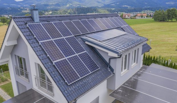 Cât de sus „a urcat” soarele în mixul energiei electrice din România. „Combustibili fosili în UE sunt la cel mai scăzut nivel din ultimii 40 de ani”