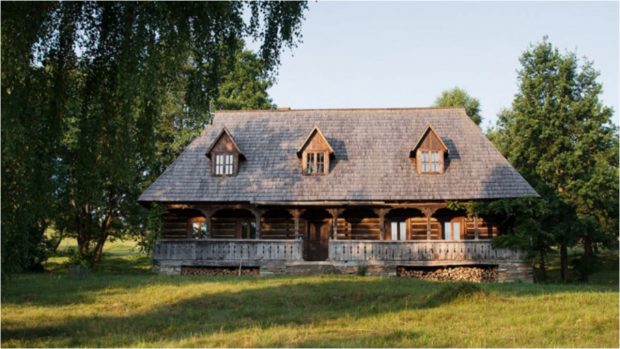 Un cuplu german renovează case tradiționale de lemn și oferă turiștilor o experiență autentică, în Maramureș