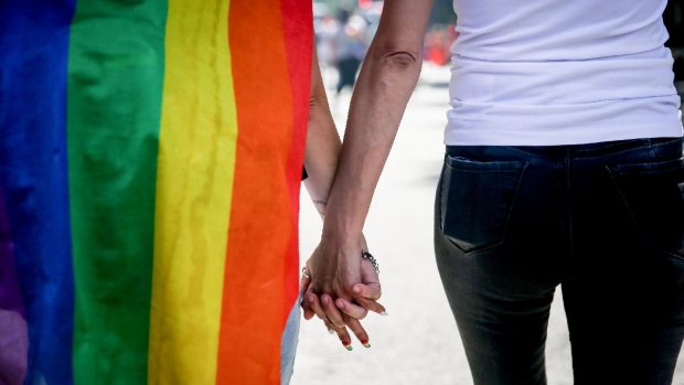 Sunt românii pregătiți pentru recunoașterea cuplurilor de același sex? Un sondaj INSCOP a aflat răspunsul