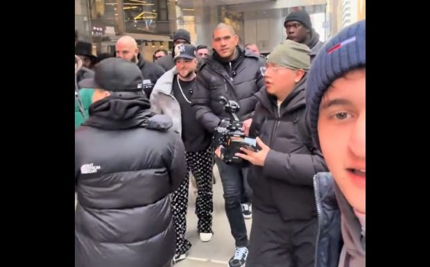 Român „lovit” de noroc pe stradă în SUA. Ce a primit după ce a ridicat mâna la un campion din UFC: „Avea datorie la tine”