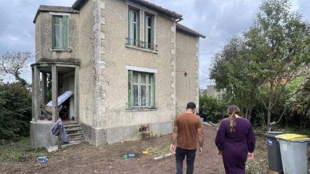 Cei doi români cu opt copii care au renovat o casă abandonată de 20 de ani și s-au mutat în ea sunt evacuați de proprietari, în Franța