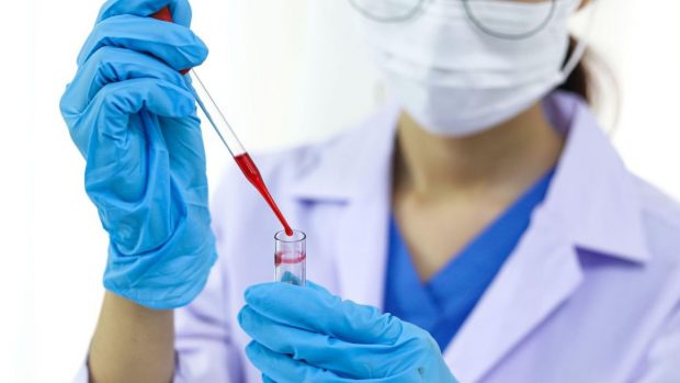 Cercetătorii români fac o descoperire fără precedent: celulele canceroase pot fi transformate în celule sănătoase