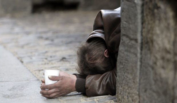 Cerșetori care câștigau între 8.000 și 10.000 de lei pe zi, prinși în județul Timiș. După „program”, se ridicau din scaunele cu rotile și plecau acasă