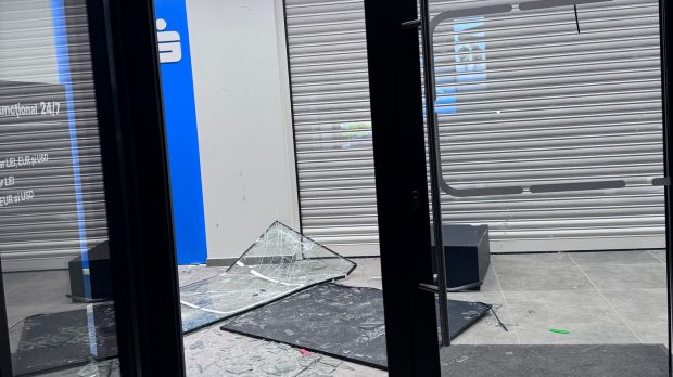 Un cetățean din Grecia a făcut scandal și a spart un geam într-o sucursală BCR din București. A fost încătușat după puțin timp