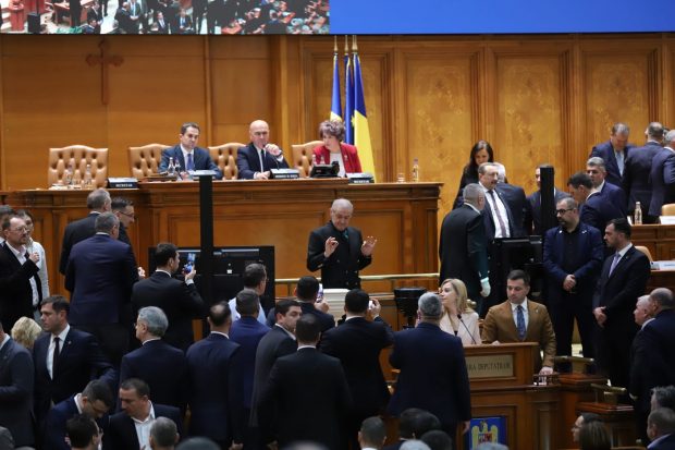 Un secret bine păstrat al Camerei Deputaților: statul de funcții și salarii. „Instituția nu este moșia nici a PSD, nici a PNL”