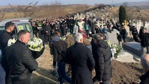 Coloană funerară cu sute de oameni la înmormântarea Dianei, tânăra ucisă în accidentul de la Câmpia Turzii