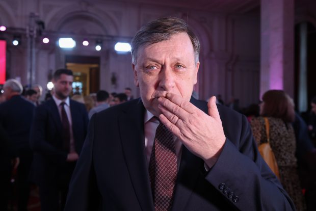 Antonescu se făcu oleacă Georgescu. În educație, se dezbate ca să nu se schimbe nimic