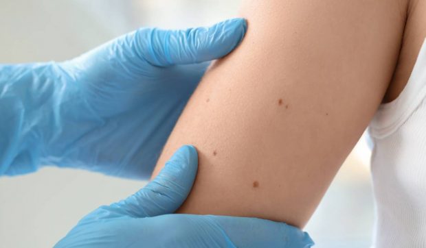 Cele mai frecvente simptome ale cancerului pe care ar trebui să le verifici. De la balonare și oboseală la pierderea vocii