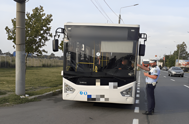 Adolescent din Brăila prins cu spray-uri lacrimogene un cuțit și o baionetă, în autobuz
