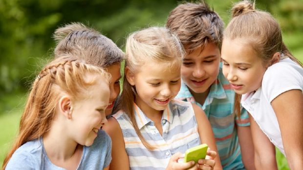 Google a dezvăluit vârsta la care copiii din România primesc primul telefon mobil: „Deschidem ușa spre un univers în care nu există reguli și limite”