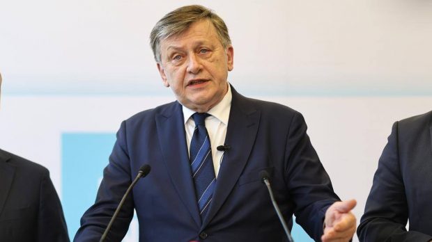 Crin Antonescu râde de Elon Musk, care a distribuit o postare despre Călin Georgescu: „Un anunț de tipul apa este udă”