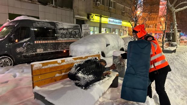 Cum poți ajuta oamenii fără adăpost în zilele geroase. Care sunt centrele comunitare din București unde aceștia pot primi hrană și căldură