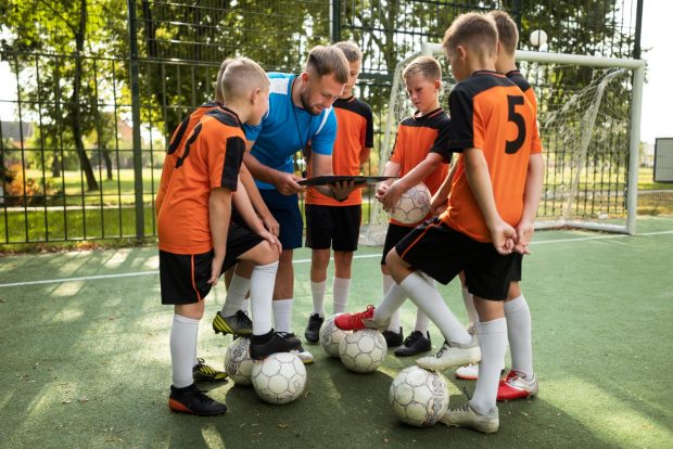 Cum să ajuți comunitatea să facă mai mult sport prin amenajarea unui teren cu gazon artificial