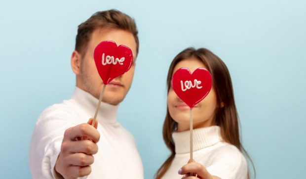Cum gestionează cuplurile din România banii de Valentine’s Day și Dragobete. Bărbații au un buget cu 200 de lei mai mare decât partenerele lor
