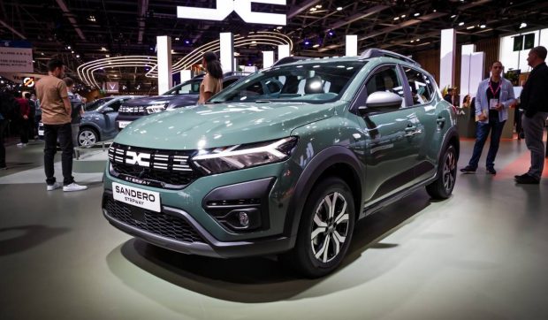 Dacia va fi condusă de o fostă șefă de la Mercedes. Turbulențe la Renault