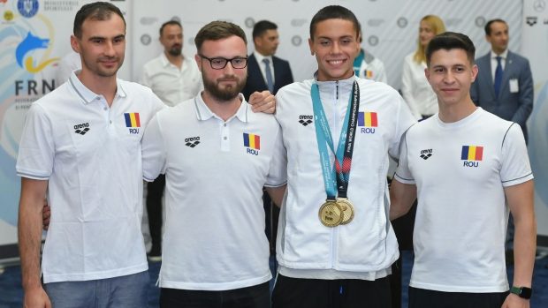 David Popovici a donat o medalie copiilor cu afecțiuni oncologice. „Cel mai important campionat este cel al vieții”