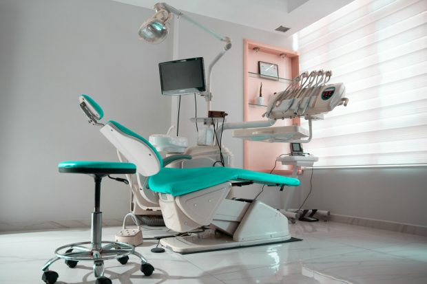 De la ce vârstă este recomandat tratamentul cu aparat dentar