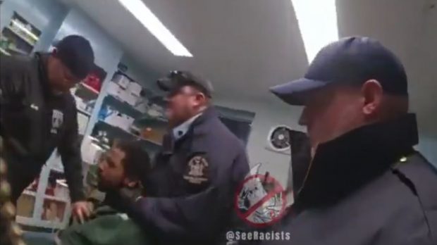 Șase gardieni ai unei închisori din New York, inculpați după ce au bătut un deținut încătușat care a murit. Scandal la tribunal după stabilirea cauțiunilor | VIDEO