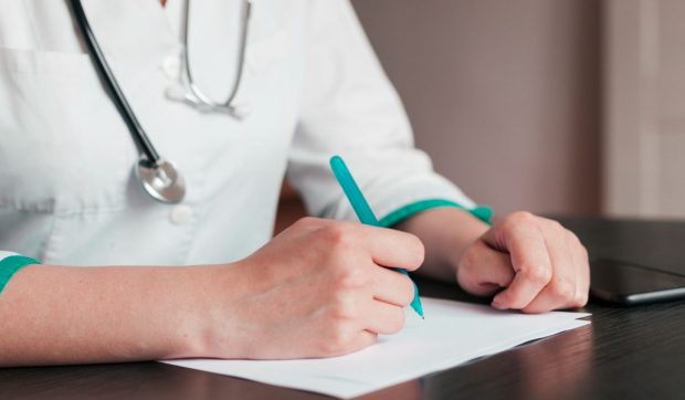 Casa de Asigurări de Sănătate a Municipiului Bucureşti a rămas fără tipizate: „Vine câte o clinică şi ia câteva sute, cărate cu căruciorul în parcare”