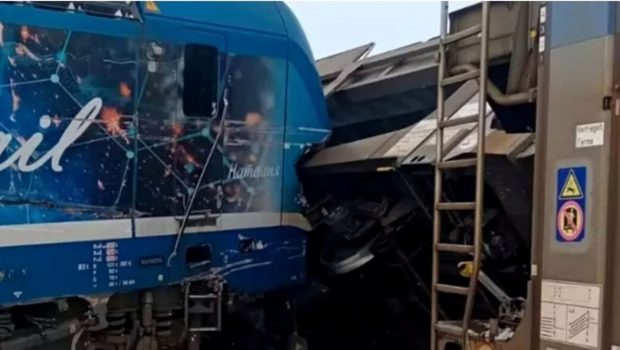Două trenuri de marfă s-au ciocnit în județul Olt. Un om a murit