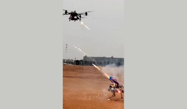 Cum ar arăta războaiele viitorului: Un câine robot și o dronă „s-au luptat” pe un câmp din China | VIDEO