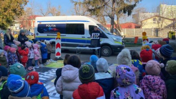 Polițiștii din Timișoara i-au învățat pe copii cum să circule corect cu trotineta, bicicleta și rolele
