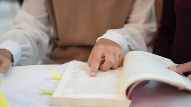 Educația „gratuită” din România îi face pe părinți să scoată din buzunar până la 10.000 de lei pe an