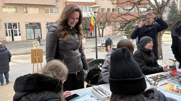 Elevi din Târgu Jiu, scoși în ger și puși să aștepte ore întregi pentru vizita ministrului culturii, Natalia Intotero. „Avem acorduri scrise de la părinți”