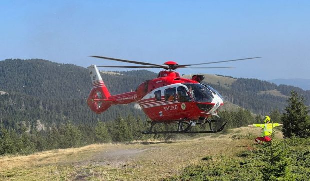 Un copil de 2 ani a căzut într-un canal din apropierea casei, în Galați. Tatăl său l-a salvat, apoi a fost dus cu elicopterul SMURD la spital