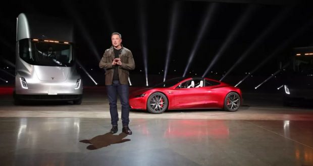 Vânzările Tesla au scăzut aproape la jumătate în Europa, Musk fiind criticat pentru legăturile cu Trump