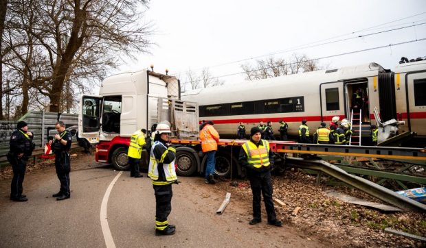 Un șofer român de TIR a sărit din cabină și a lăsat camionul pe șine, când a văzut că vine trenul, în Germania. Un mort și 25 de răniți