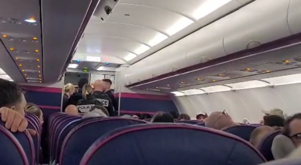 Doi români, scoși de polițiști din avion, dintr-o cursă Wizz Air de la Basel la București: „Un bărbat a fumat marijuana în toaletă”. Zborul, întârziat de o amenințare cu bombă la aeroport
