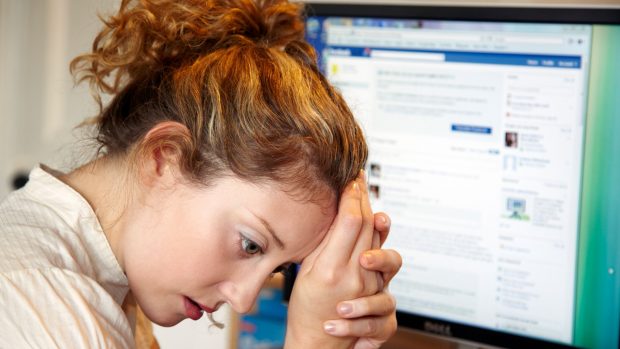 Moderator Facebook explică de ce măsura lui Zuckerberg este o eroare: „Am petrecut 10 ore pe zi uitându-mă la cele mai întunecate părți ale internetului, pentru ca tu să nu fii nevoit”