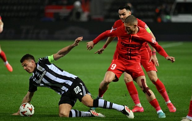 Cine transmite meciul FCSB – PAOK la TV în România. Partida din Europa League se vede pe două posturi