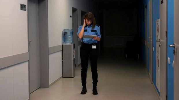 O femeie-ofițer de închisoare a trimis mii de mesaje intime unui deținut, în Marea Britanie. Cum au fost deconspirați cei doi
