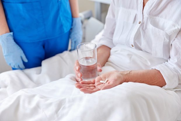 Femeia grav bolnavă care a învins sistemul. A fost nevoită să-și cumpere singură un medicament care a costat 95.000 de euro, pentru a-și salva viața