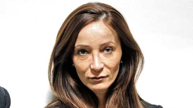 Eva florăreasa, căutată de Europol de 4 ani. Prea periculoasă și pentru un ucigaș: „Împușcă-l cu un pistol paralizant și sugrumă-l cu o frânghie”