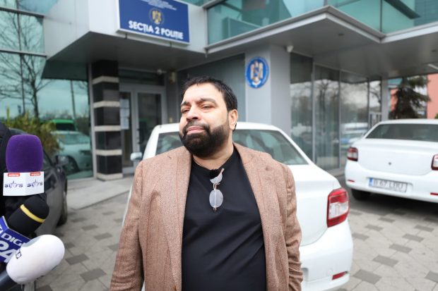 Florin Salam, spectacol în fața unei secții de poliție din București: „Eu sunt șeful României. Mergeam și cântam și într-un grajd”