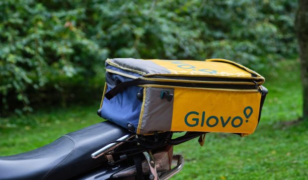 Șef Glovo, prins de procurorii DNA după ce a luat șpagă un porc, un telefon, dar și sume de bani pentru a manevra în aplicație orele lucrate și bonusurile curierilor