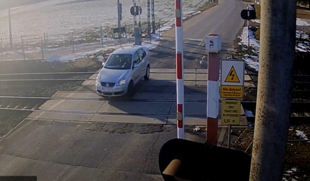 Momente de teroare la o trecere de cale ferată din Polonia, după ce mașina s-a blocat pe șine | VIDEO