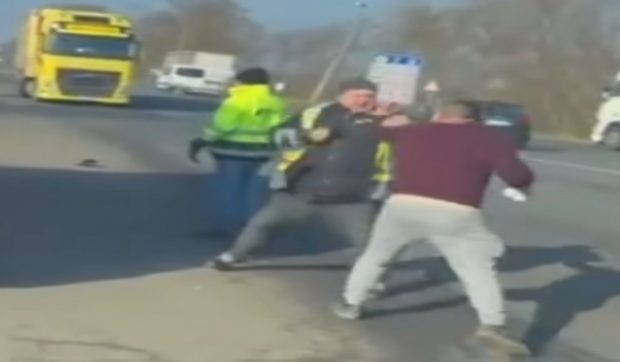 Un șofer român de TIR a luat la pumni un angajat de la Trafic Control Ungaria, în vama Petea