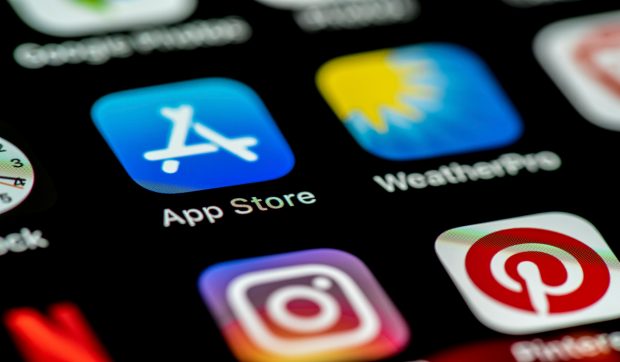 Mai multe aplicații care pot fi descărcate pe iPhone fură criptomonede prin scanarea capturilor de ecran