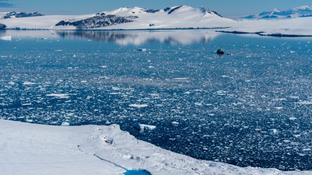 Topirea ghețarilor, accelerată de un mecanism invizibil, dar implacabil. „Afectează viitorul Groenlandei și Antarcticii”