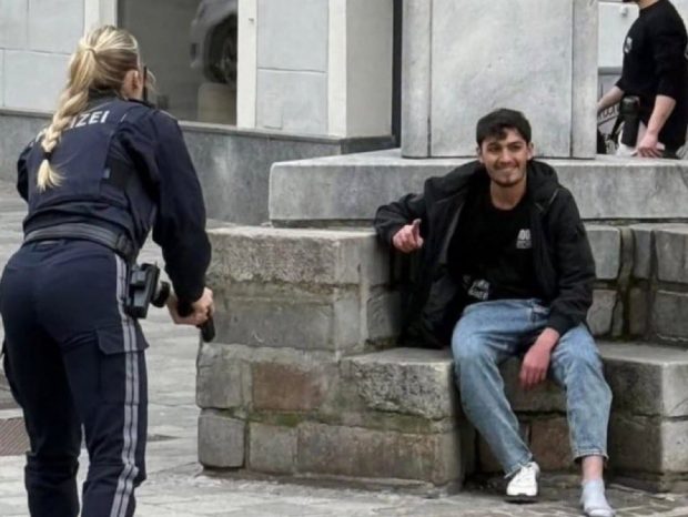 Imaginea care face înconjurul lumii: sirianul care a ucis pe stradă un băiat de 14 ani rânjea când aștepta să fie arestat, în Austria