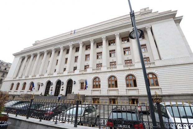 România se împrumută pe piețele internaționale cu dobânzi ridicate, pe fondul scăderii ratingului de țară