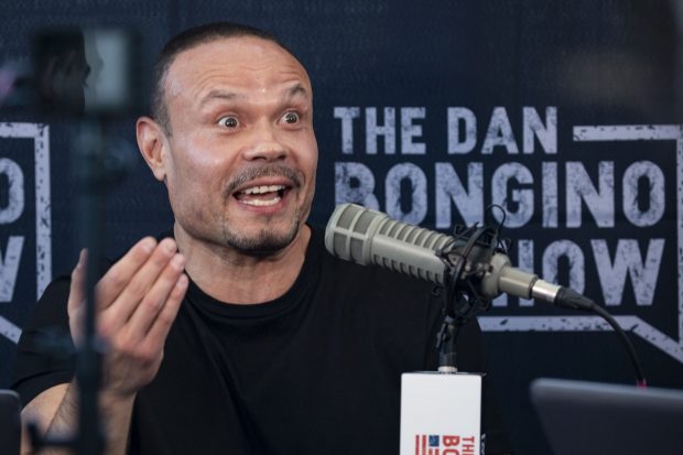 Trump îl numește pe podcasterul Dan Bongino în funcția de director adjunct al FBI