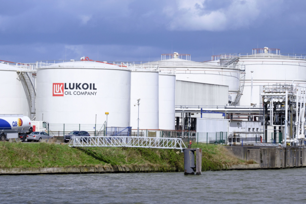 Doi ruși trimiși să spioneze în România sub „paravanul” Lukoil au fost întorși din drum
