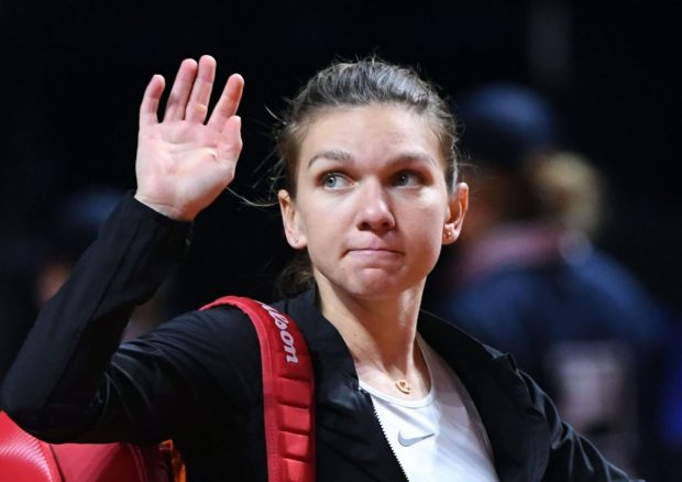 Cu ochii-n lacrimi o caut pe Halep pe televizor
